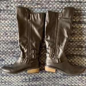 Black boots with 3 buckles